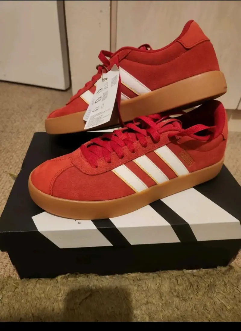 Zapatillas deportivas rojas Adidas con suela de goma - 1