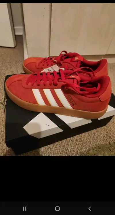 Zapatillas deportivas rojas Adidas con suela de goma - miniatura 2