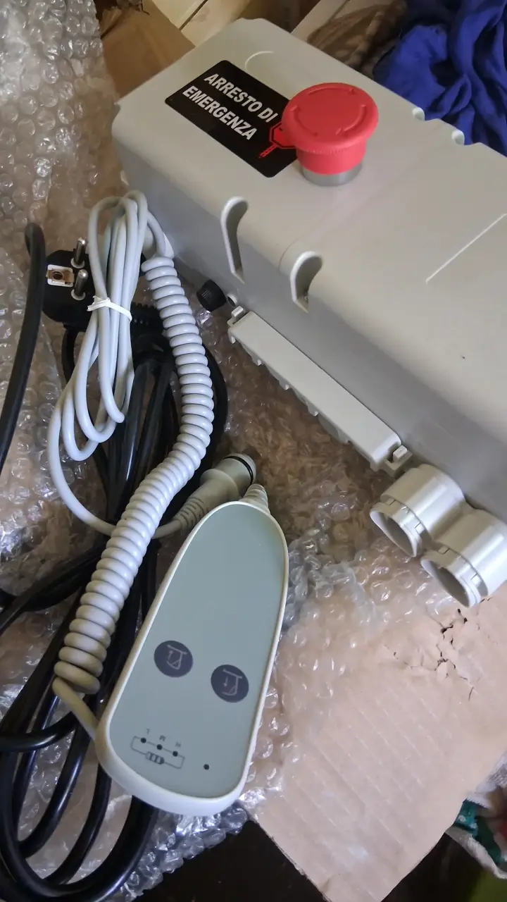 Grúa eléctrica para pacientes con control manual - 1