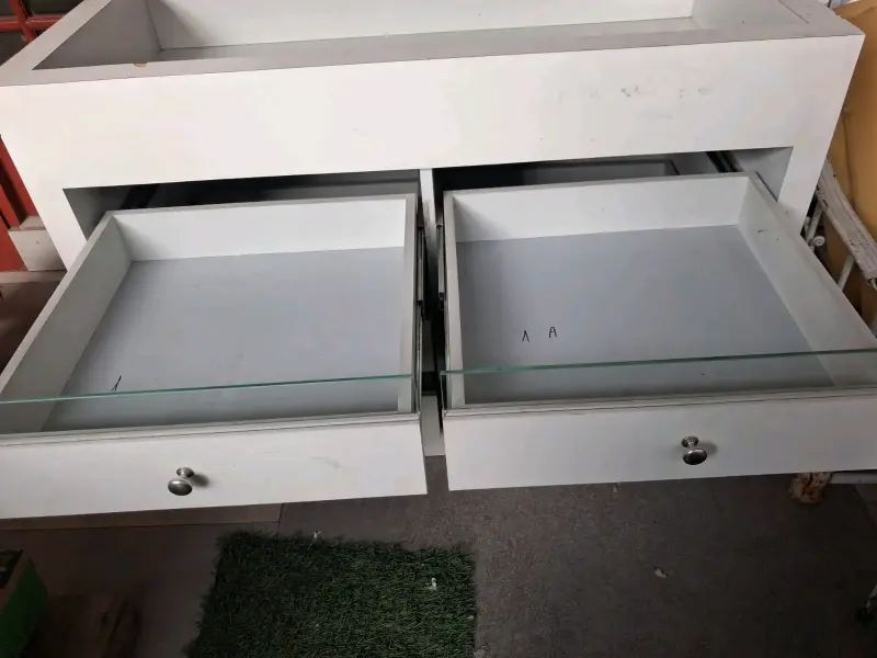 Cómoda de Madera Blanca con Cajones de Vidrio - 1