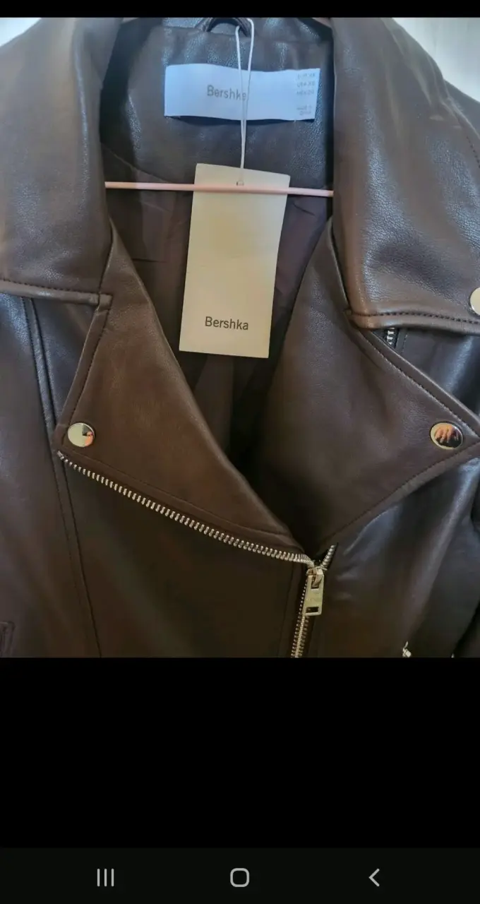 Chaqueta de cuero sintético marrón Bershka - 4