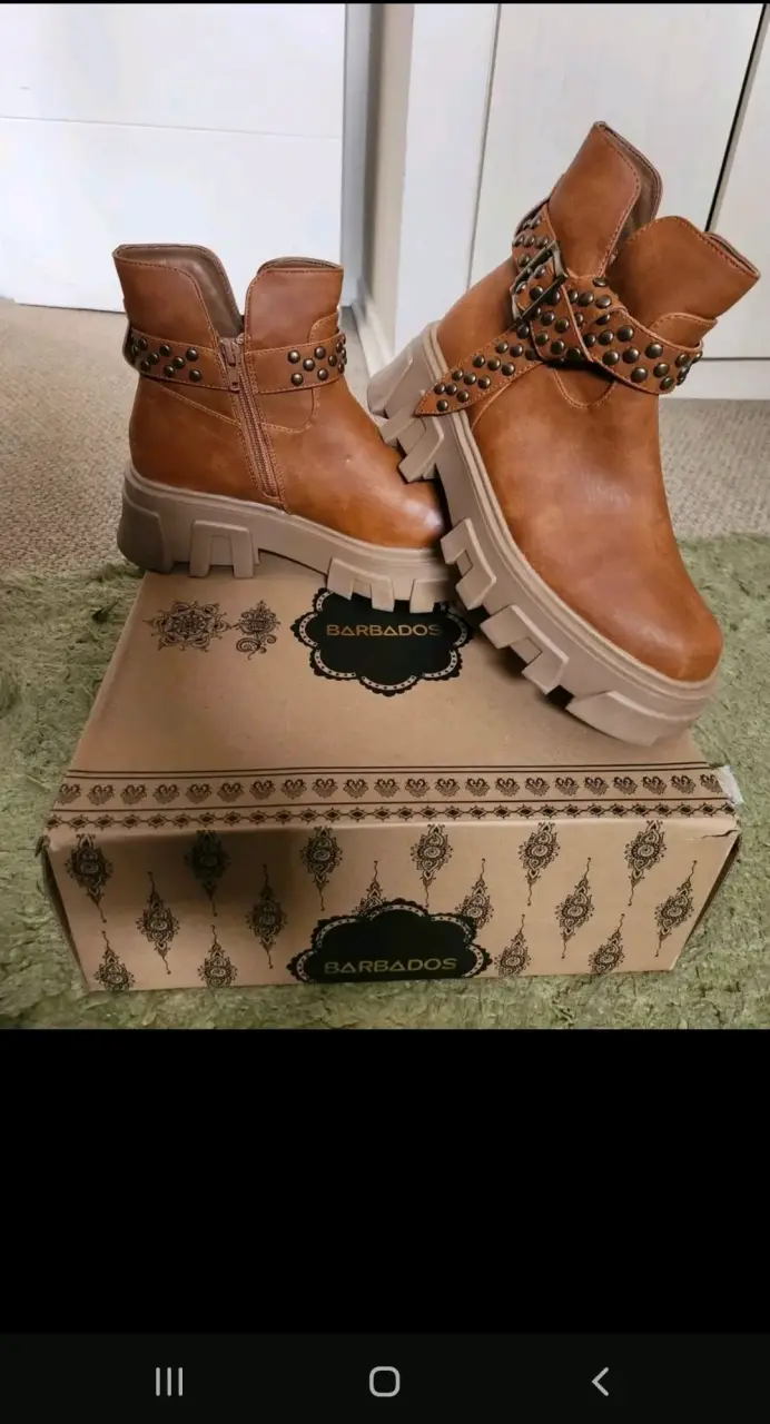 Botines de cuero camel con tachas Barbados - 1