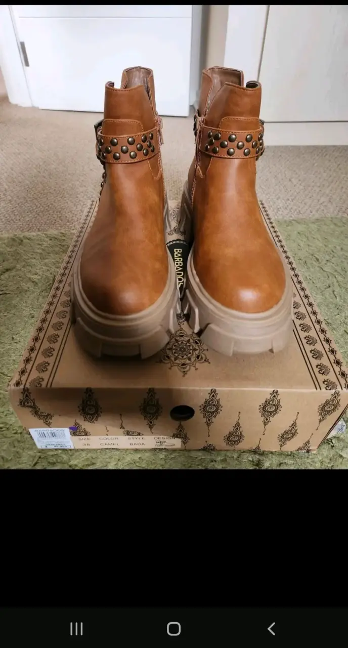 Botines de cuero camel con tachas Barbados - 3