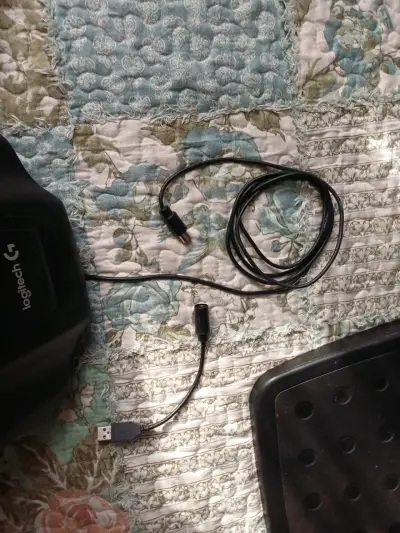 Volante de carreras Logitech con pedales para Xbox - miniatura 1