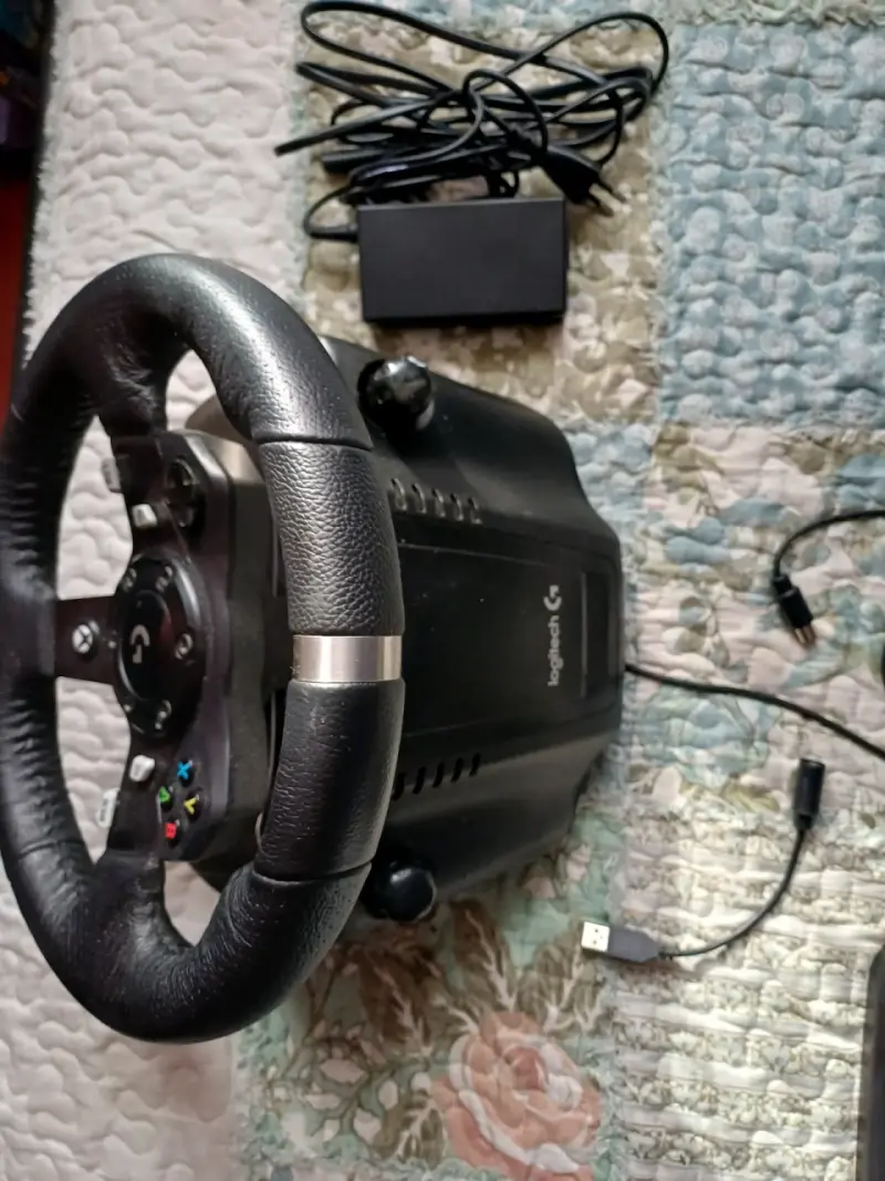 Volante de carreras Logitech con pedales para Xbox - 2