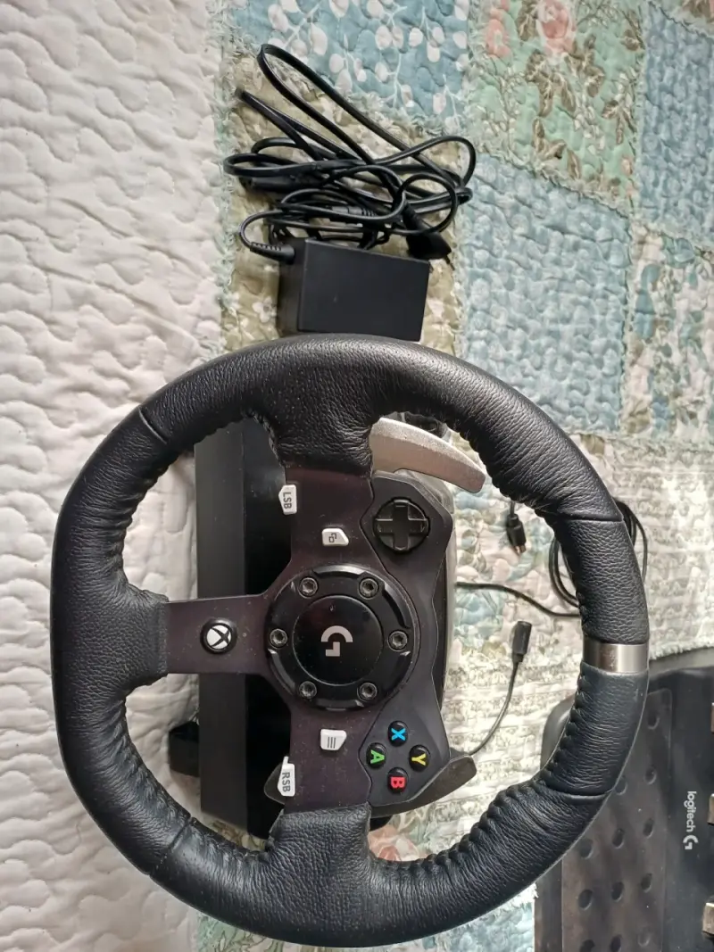 Volante de carreras Logitech con pedales para Xbox - 3