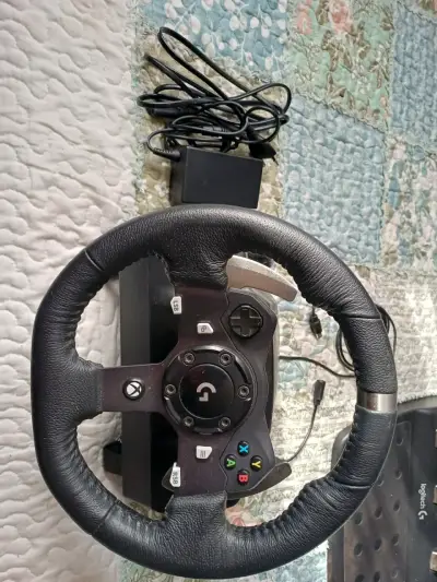 Volante de carreras Logitech con pedales para Xbox - miniatura 3