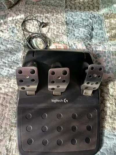 Volante de carreras Logitech con pedales para Xbox - miniatura 4
