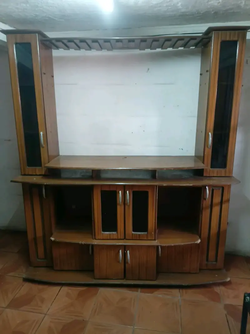 Mueble para TV de madera con estantes - 1