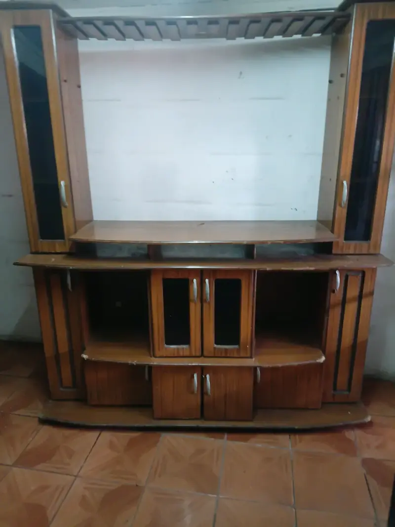 Mueble para TV de madera con estantes - 2