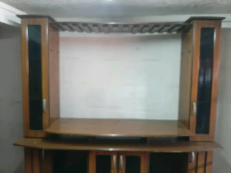 Mueble para TV de madera con estantes - 3