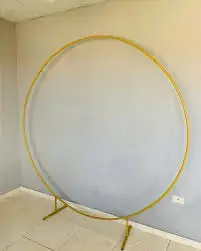 Arco Decorativo de Metal Dorado para Eventos - miniatura 1