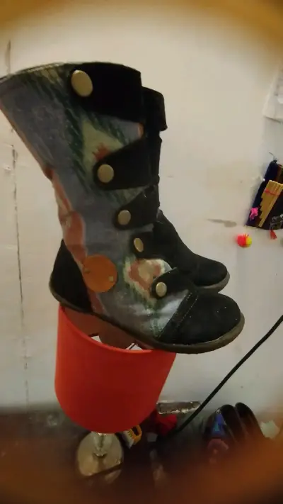 Botas de mujer con diseño étnico y botones decorativos - miniatura 1