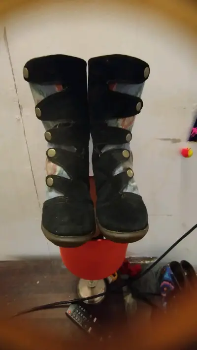 Botas de mujer con diseño étnico y botones decorativos - miniatura 3