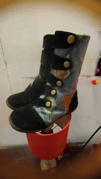 Botas de mujer con diseño étnico y botones decorativos - miniatura 4