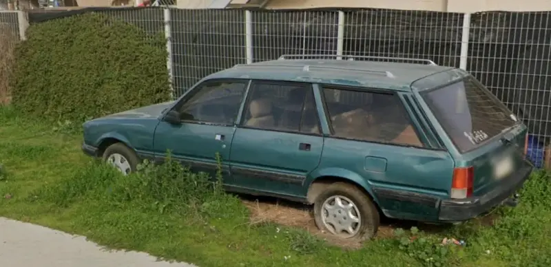 Auto station wagon verde en estado regular