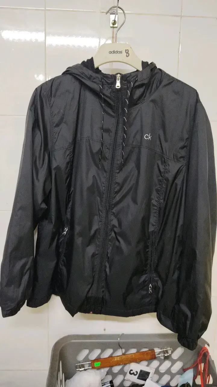 Chaqueta negra Calvin Klein con capucha