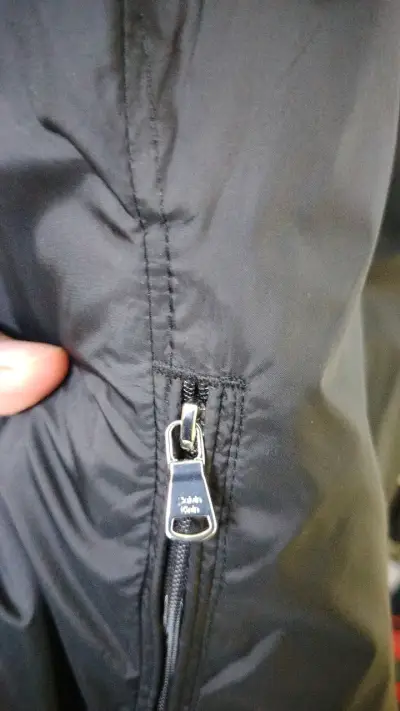 Chaqueta negra Calvin Klein con capucha - miniatura 2