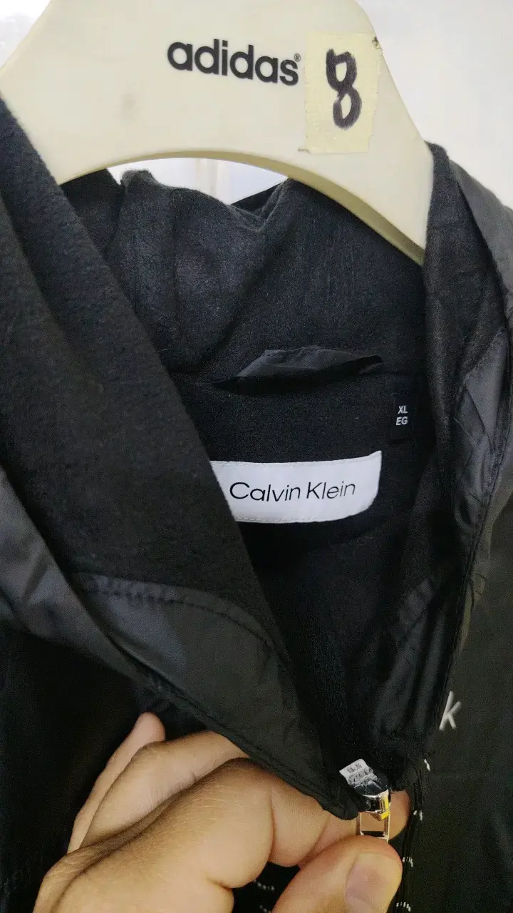 Chaqueta negra Calvin Klein con capucha - 3