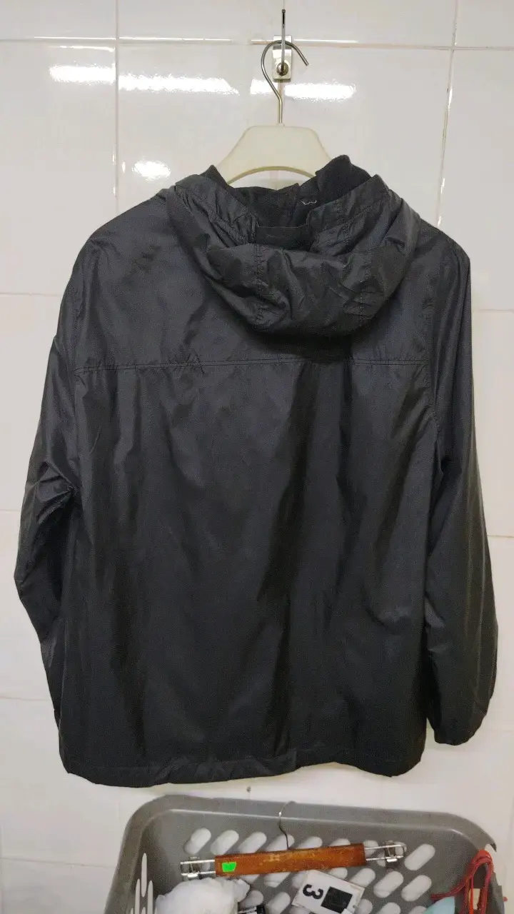 Chaqueta negra Calvin Klein con capucha - 4