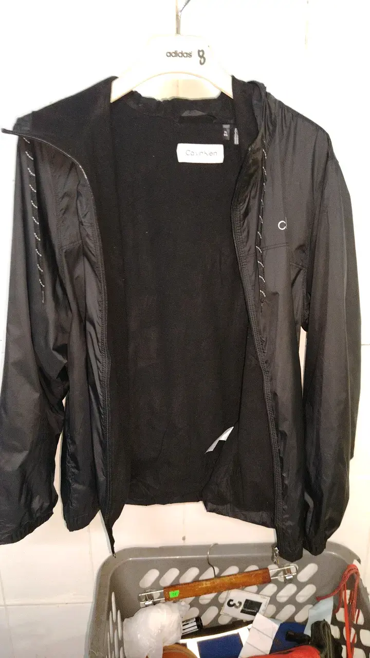 Chaqueta negra Calvin Klein con capucha - 6