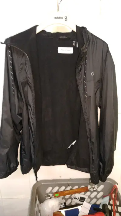 Chaqueta negra Calvin Klein con capucha - miniatura 6