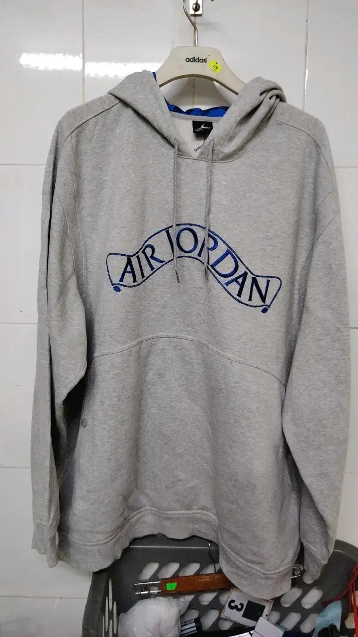Polerón Air Jordan gris con capucha