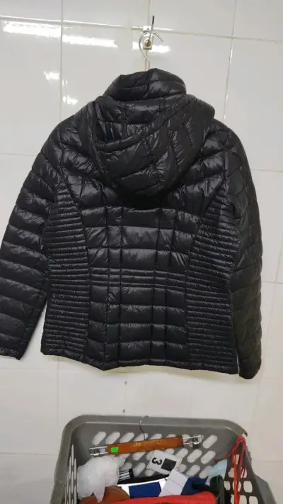 Chaqueta acolchada negra Calvin Klein para mujer - miniatura 4