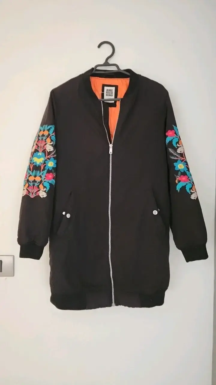 Chaqueta bomber negra con bordado floral - 1