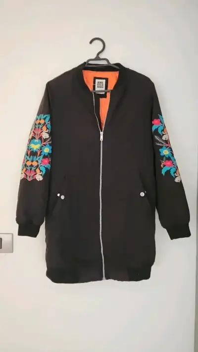 Chaqueta bomber negra con bordado floral - miniatura 1
