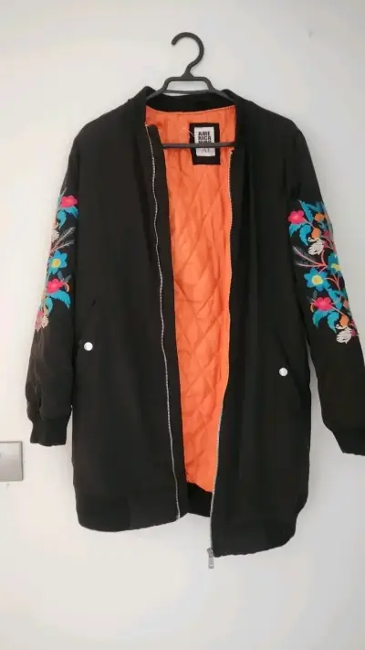 Chaqueta bomber negra con bordado floral - miniatura 3