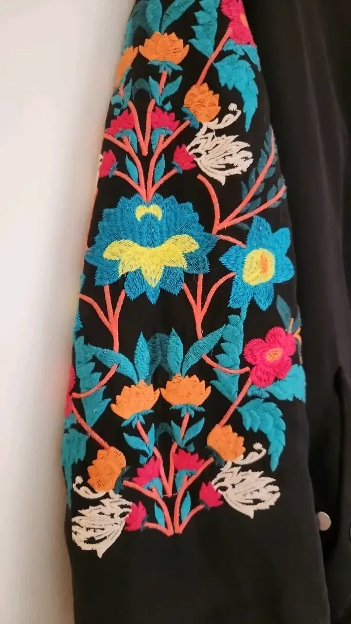 Chaqueta bomber negra con bordado floral - 4