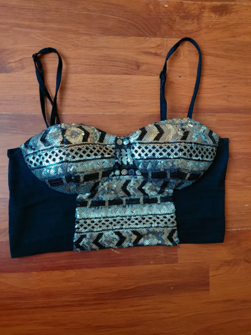 Top corto con lentejuelas