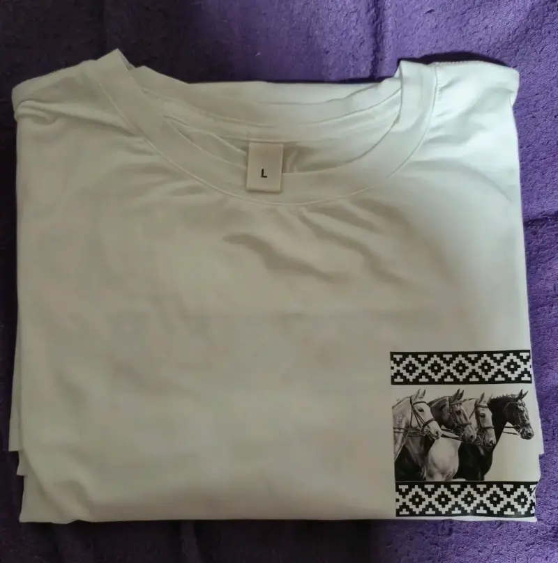 Polera blanca con estampado de caballos talla L - 2