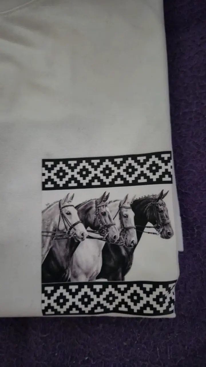 Polera blanca con estampado de caballos talla L - 3