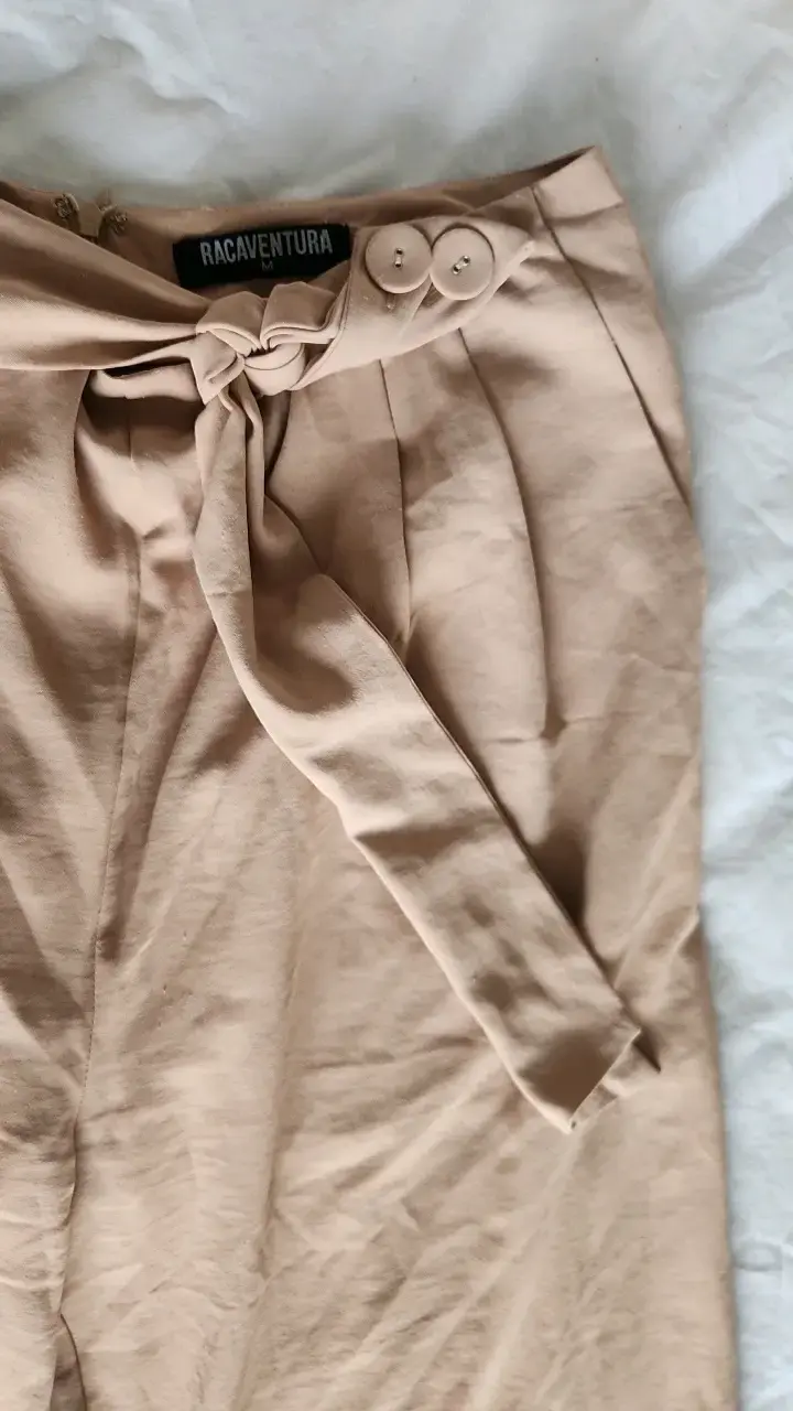 Pantalones beige de tiro alto con lazo - 2