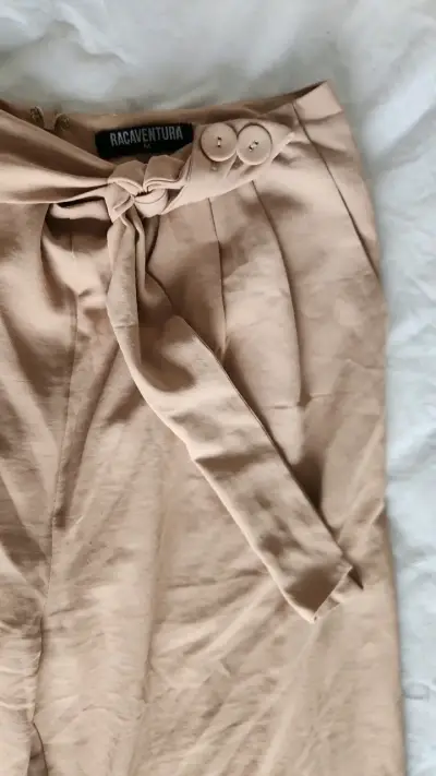 Pantalones beige de tiro alto con lazo - miniatura 2
