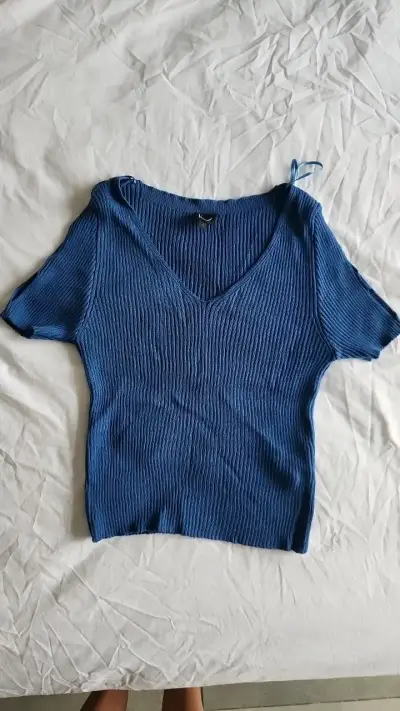 Polera azul de punto con diseño calado - miniatura 1