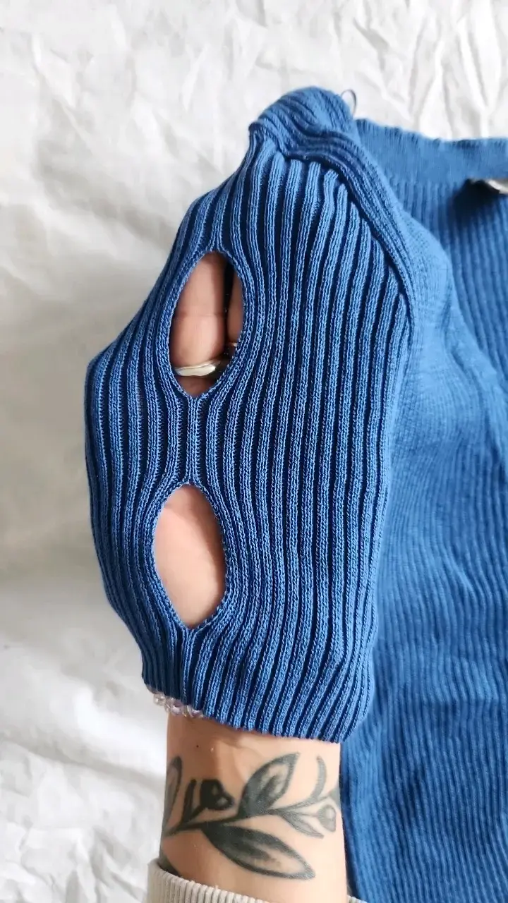 Polera azul de punto con diseño calado - 2