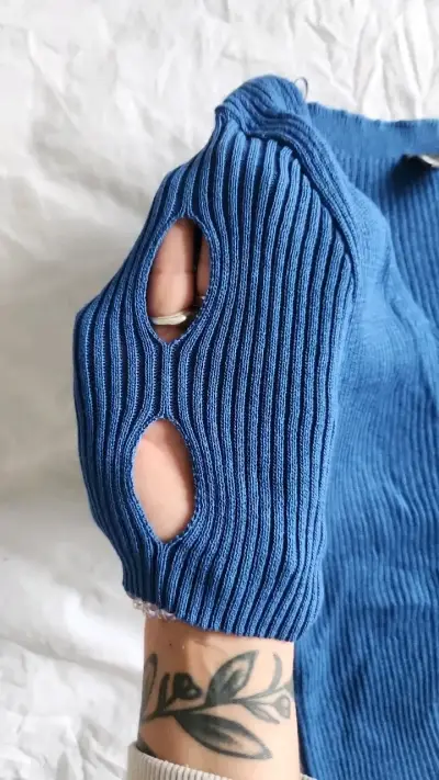 Polera azul de punto con diseño calado - miniatura 2