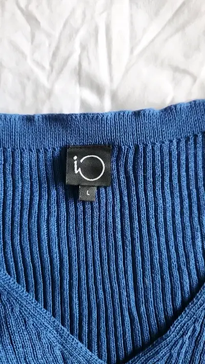 Polera azul de punto con diseño calado - miniatura 3