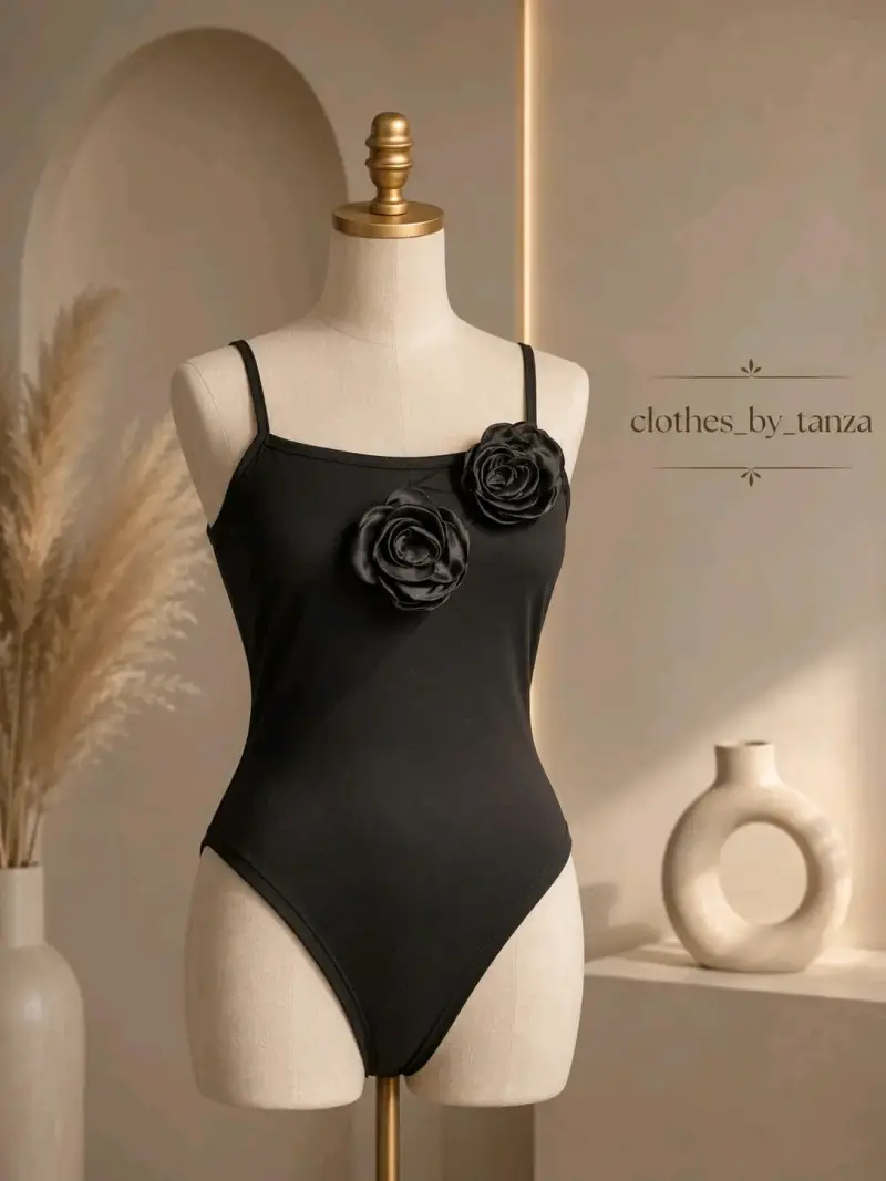 Body de mujer con flores decorativas - 1