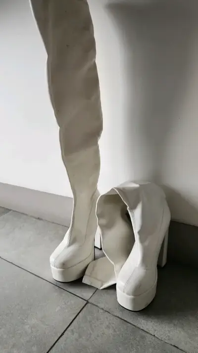Botas blancas de plataforma altas - miniatura 1