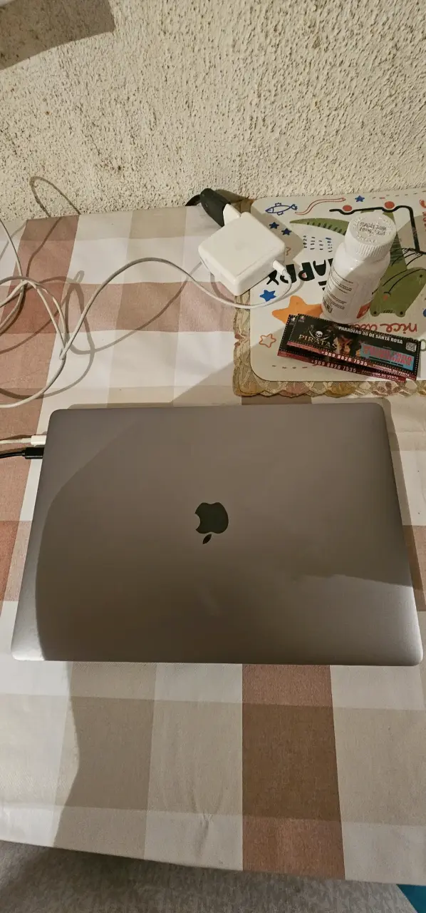 MacBook Pro 15-inch 2017 Intel Core i7 - 3