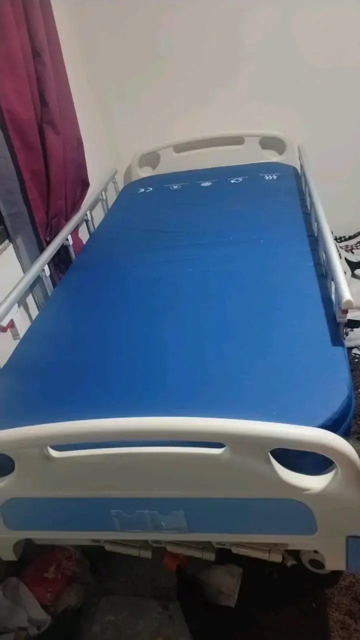 Cama clínica ajustable con barandas - 1