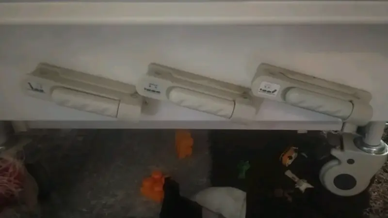 Cama clínica ajustable con barandas - 2
