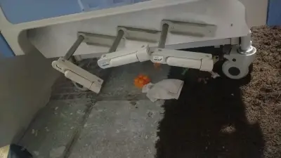 Cama clínica ajustable con barandas - miniatura 3
