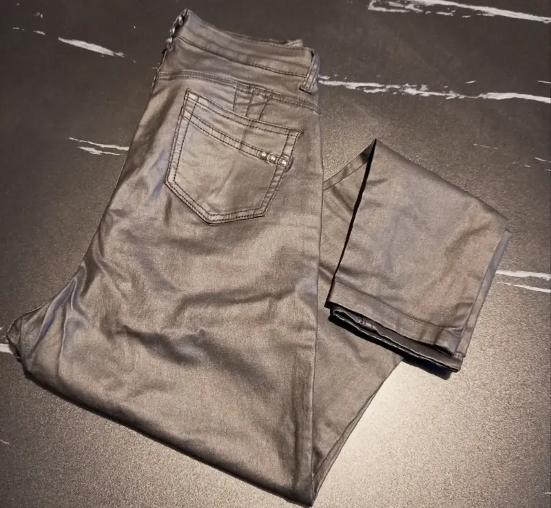 Pantalones de cuero sintético gris para mujer