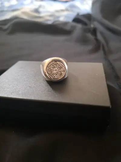 Anillo de plata con diseño de piedras - miniatura 1