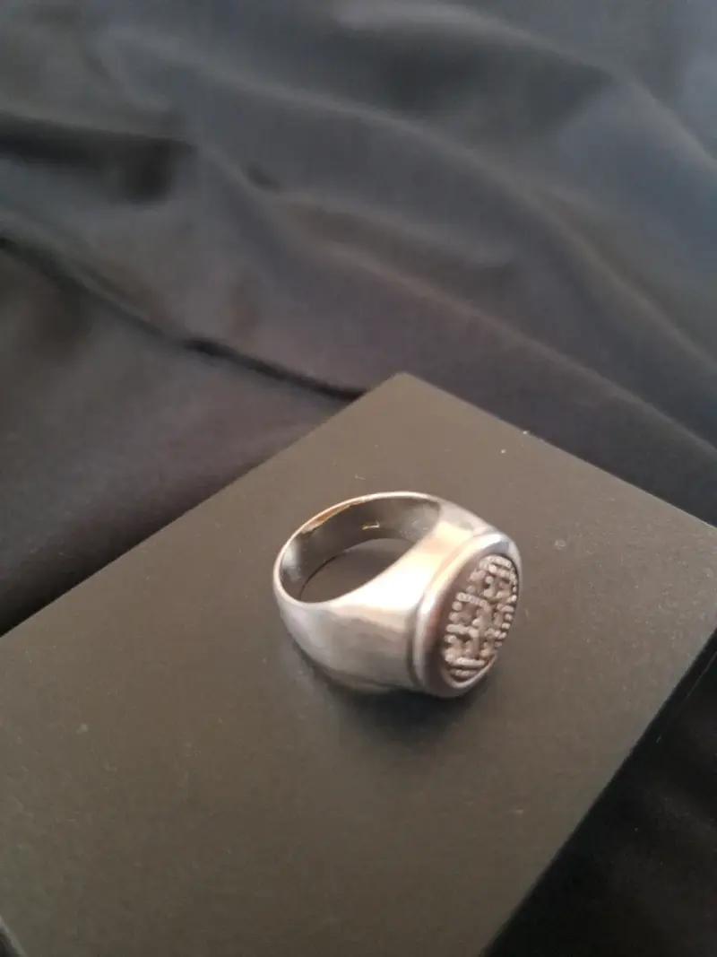 Anillo de plata con diseño de piedras - 2